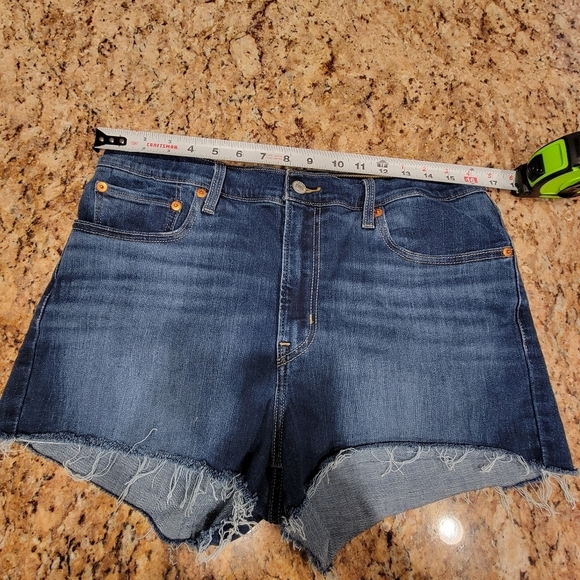 Levi's High-rise Jean Shorts in Carbon Copy Size 32 - Picture 4 of 8